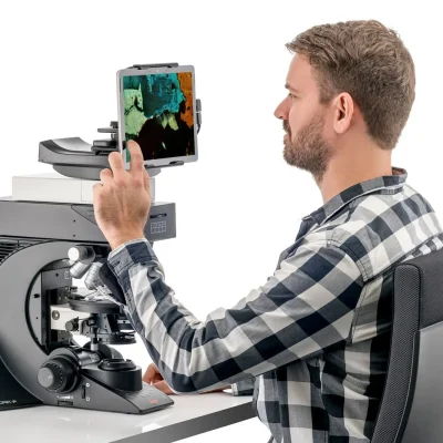 csm_Leica-VisoriaP-user_at_microscope_07afb7c27a