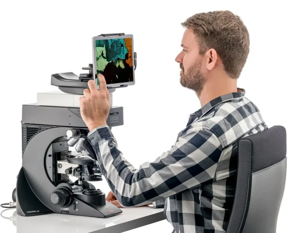 csm_Leica-VisoriaP-user_at_microscope_07afb7c27a