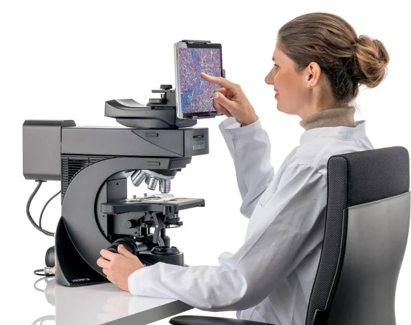 csm_User-operating-LeicaVisoria_B-Lab-Microscope_bff0e8e850